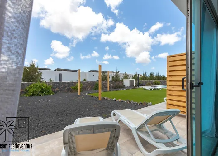 Lola Lajares Irent Fuerteventura * ラ・オリーバ